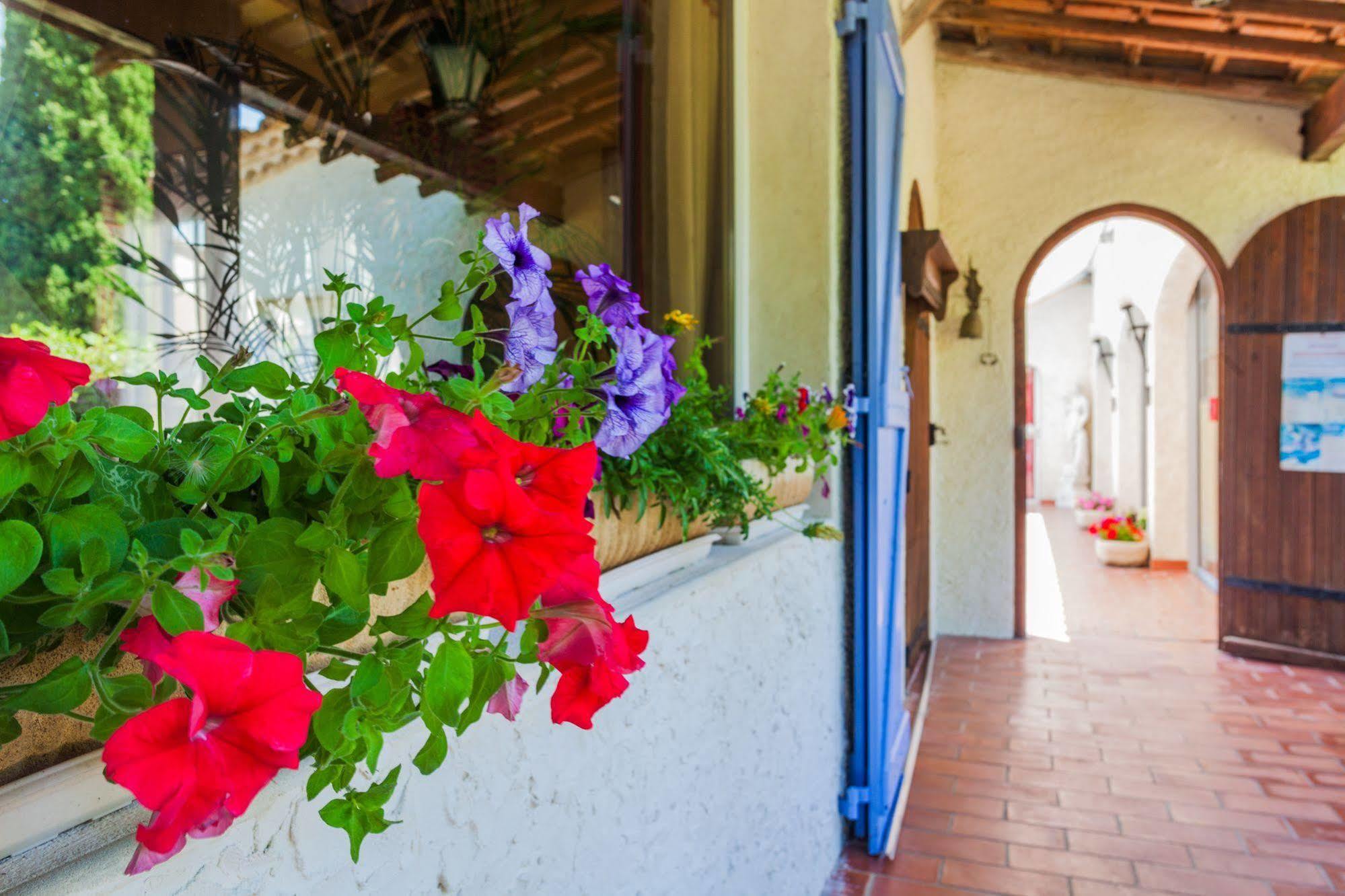 Hotel L'Hacienda à Marguerittes Extérieur photo